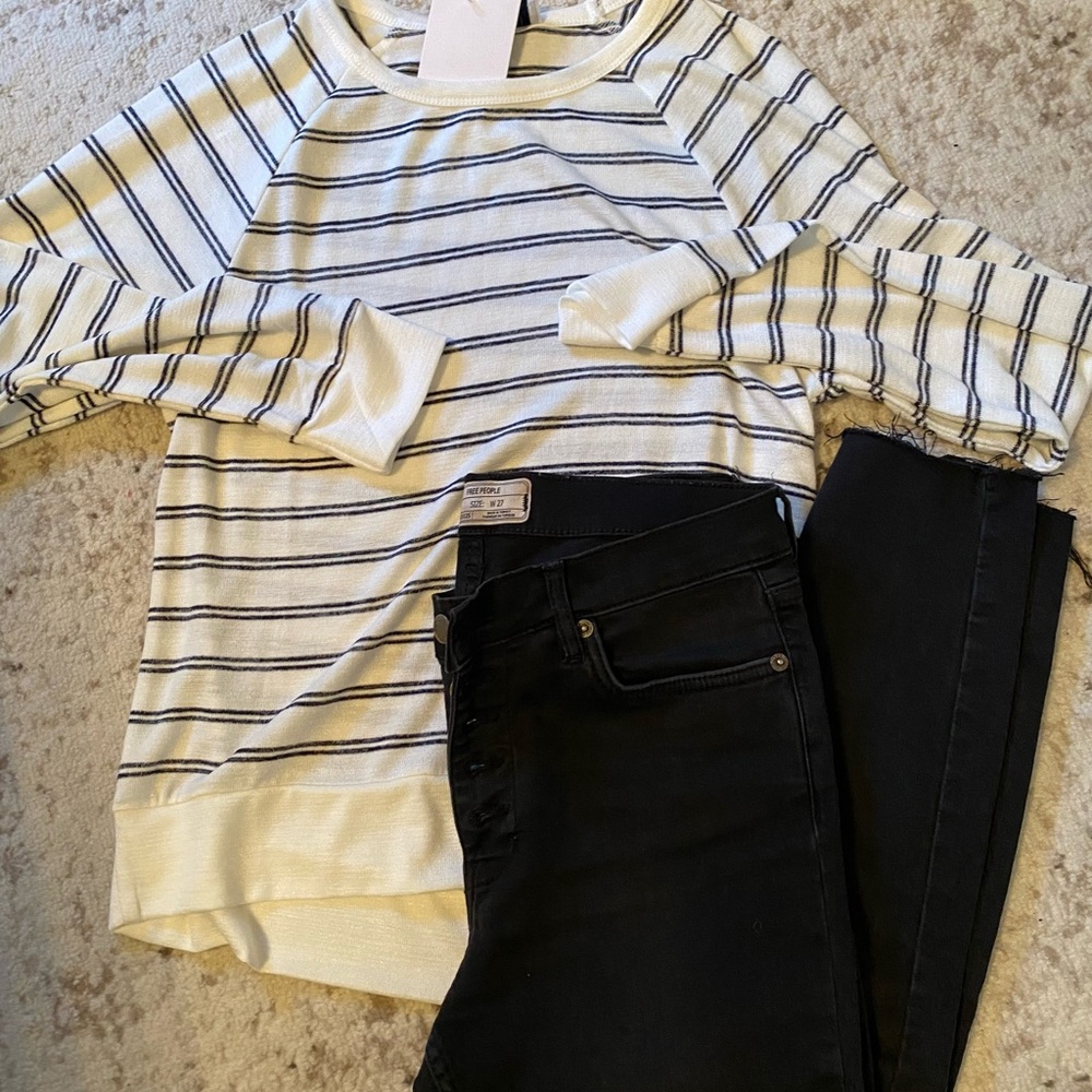 New♥️Soft navy/ivory striped top - Picture 4 of 4